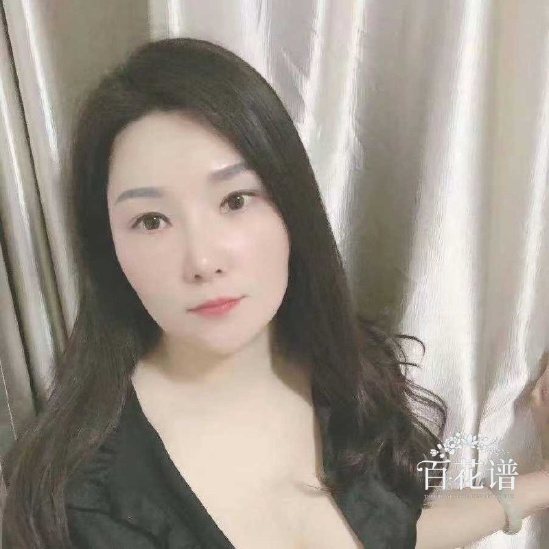 小巧玲珑瑜伽熟妇